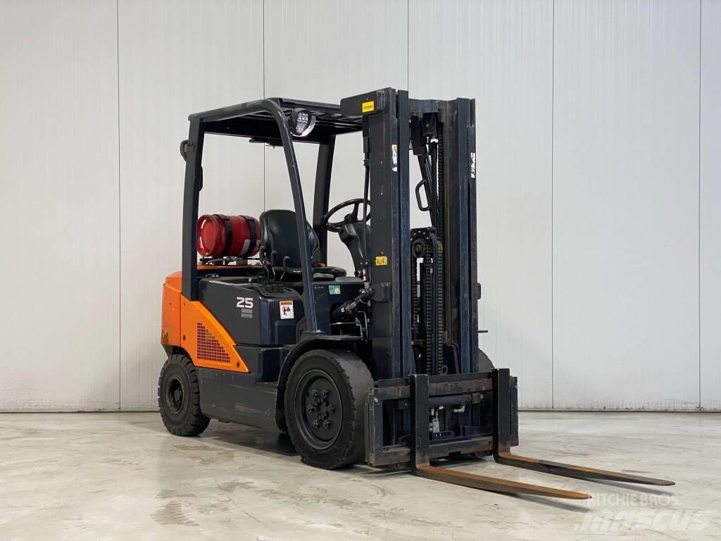 Doosan G25N-7 Gas Stapler