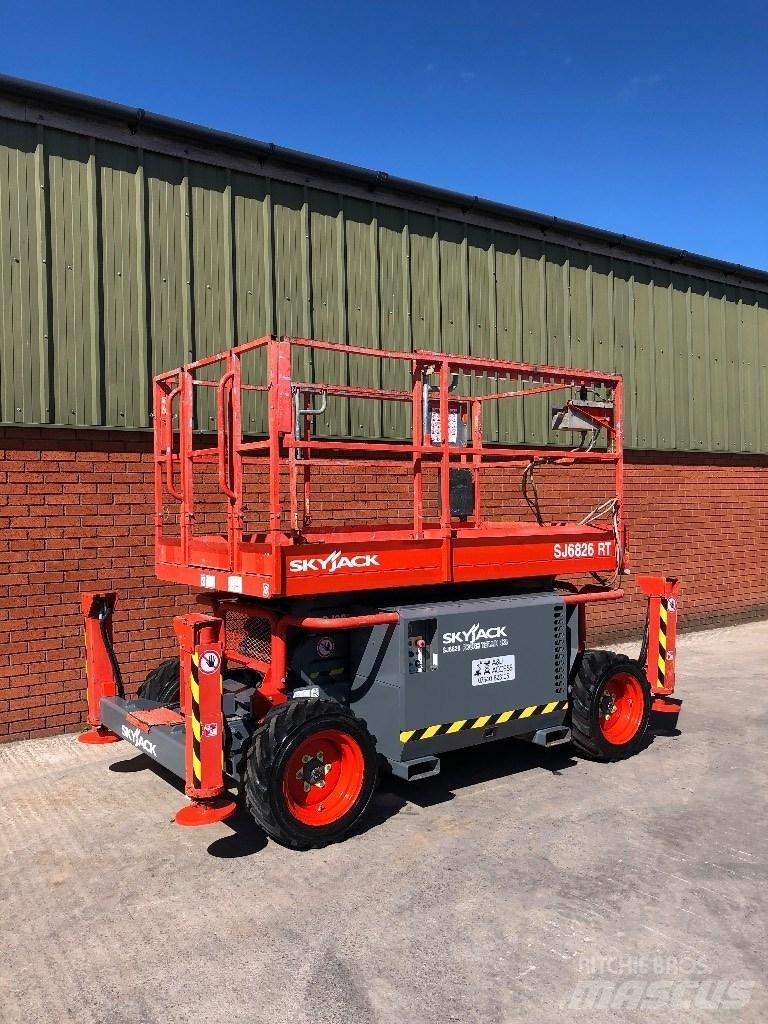 SkyJack SJ 6826 RT Scheren-Arbeitsbühnen
