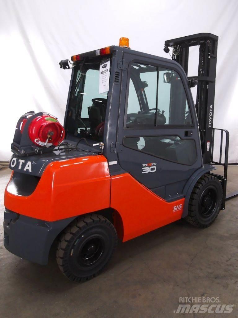Toyota 02-8FGF30 Gas Stapler