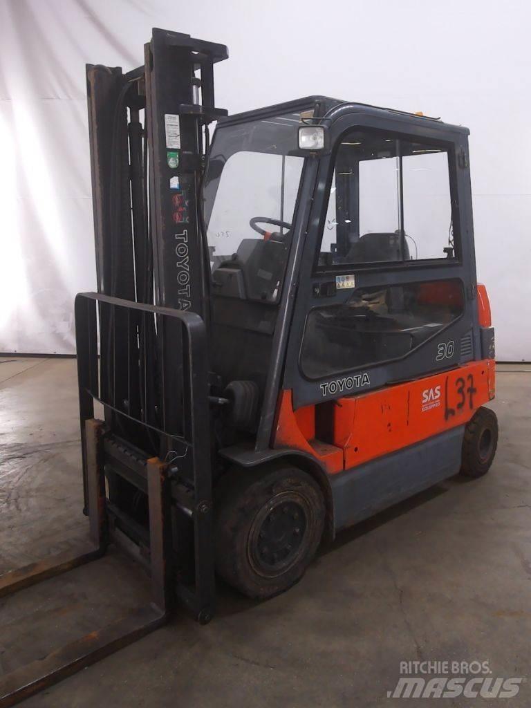 Toyota 7FBMF30 Elektro Stapler