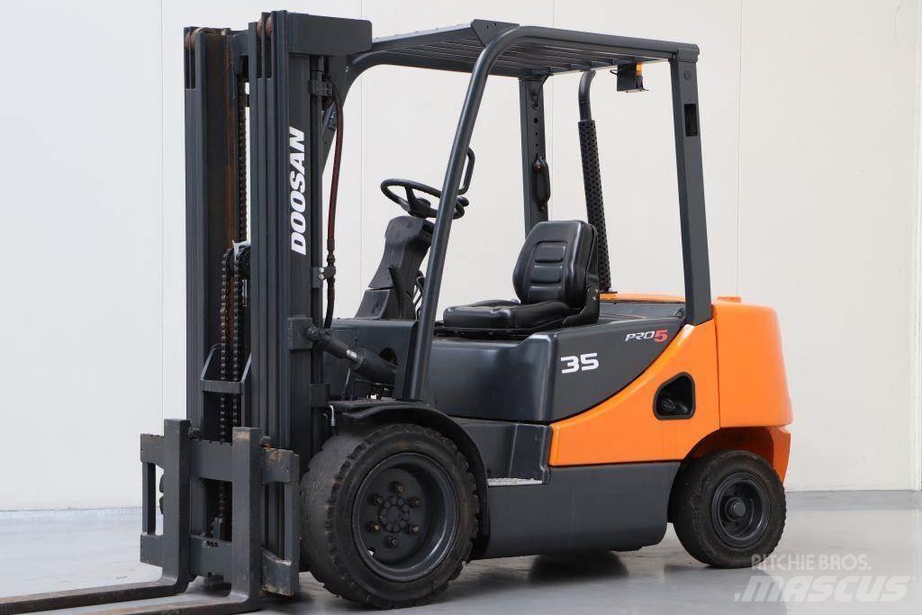 Doosan D35S Diesel Stapler