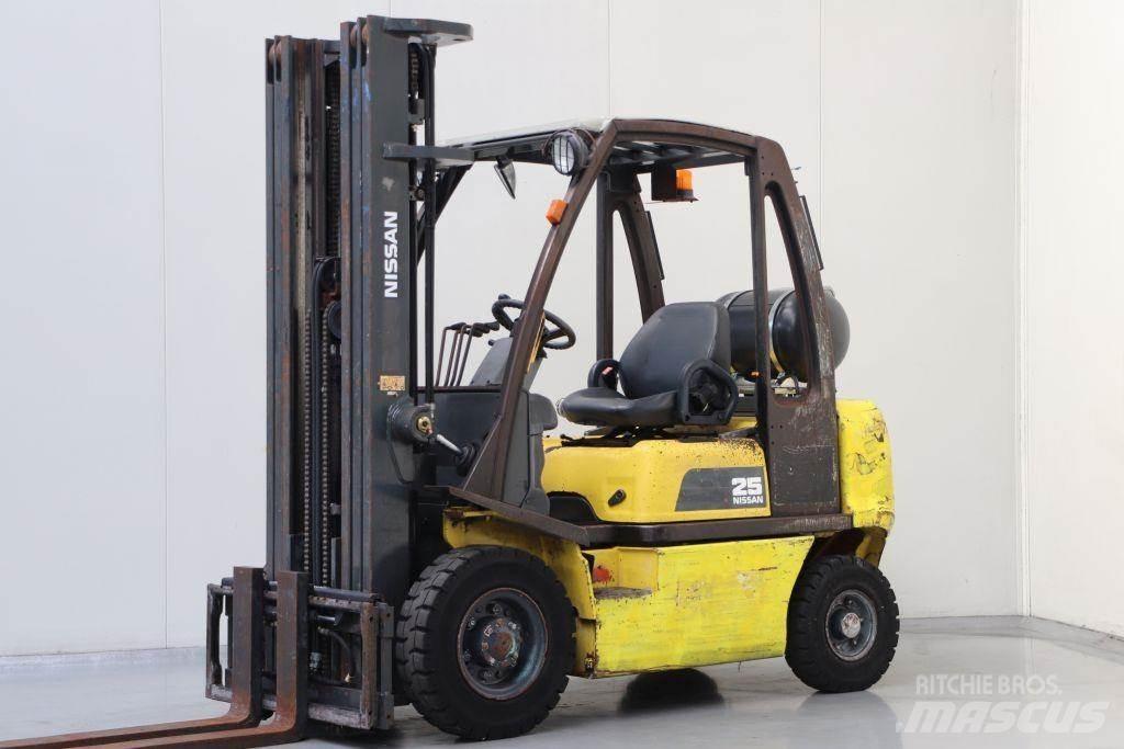 Nissan UD02A25PQ Gas Stapler