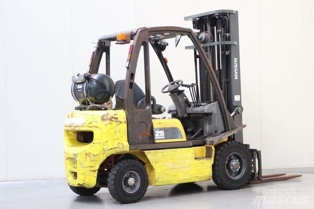 Nissan UD02A25PQ Gas Stapler