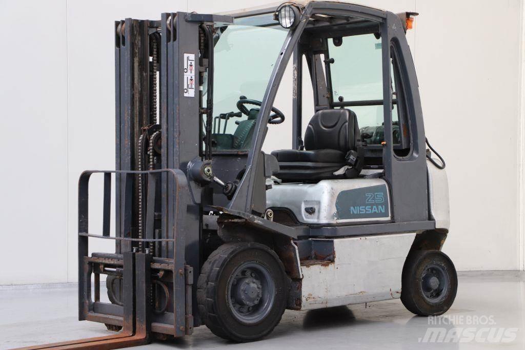 Nissan UD02A25PQ Gas Stapler