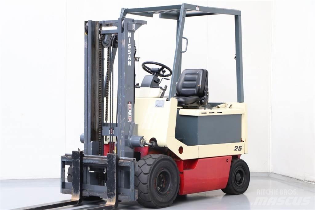 Nissan UM02L25U Elektro Stapler