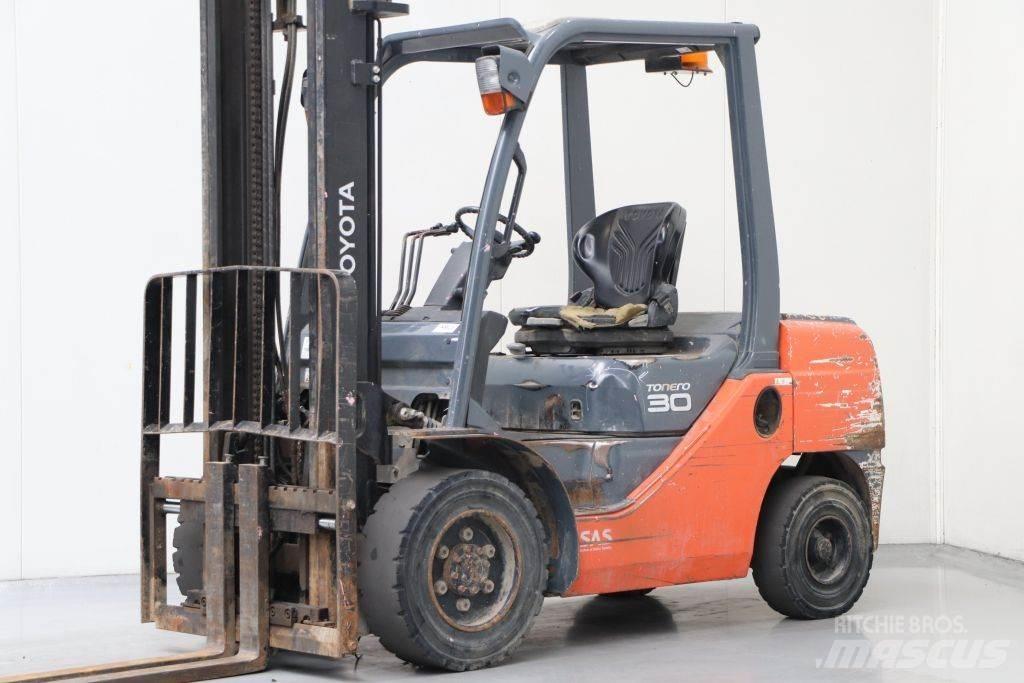 Toyota 02-8FDF30 Diesel Stapler