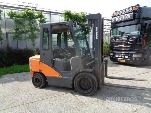 Doosan D35C-7 Diesel Stapler