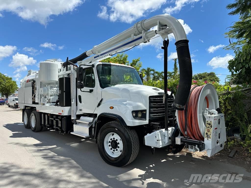 Freightliner 114 SD Saug- und Druckwagen