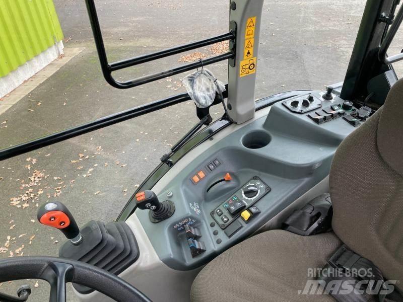 CLAAS NEXOS 240 M Traktoren