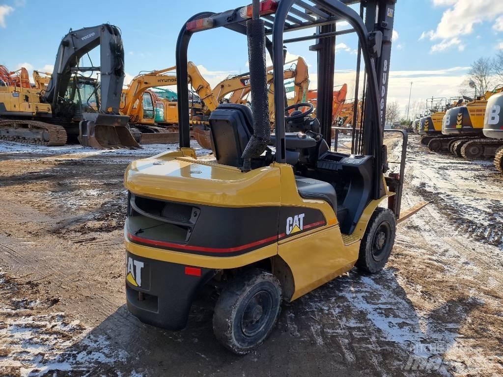 CAT DP 25 N Diesel Stapler
