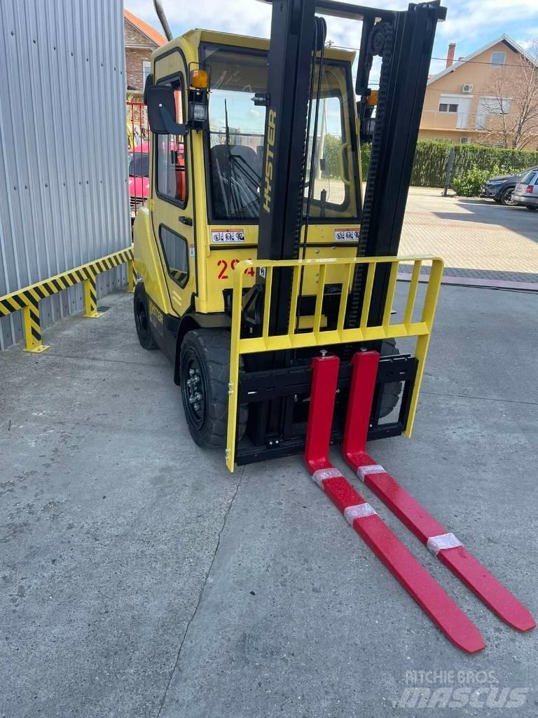 Hyster H3.5UT Gas Stapler