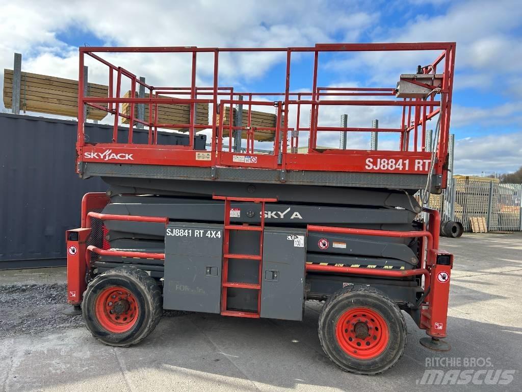 SkyJack SJ 8841 RT Scheren-Arbeitsbühnen