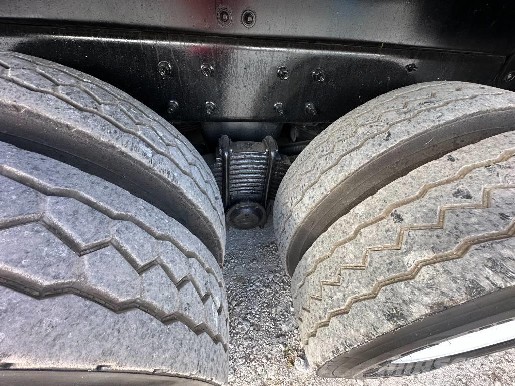 Mack GU713 Saug- und Druckwagen