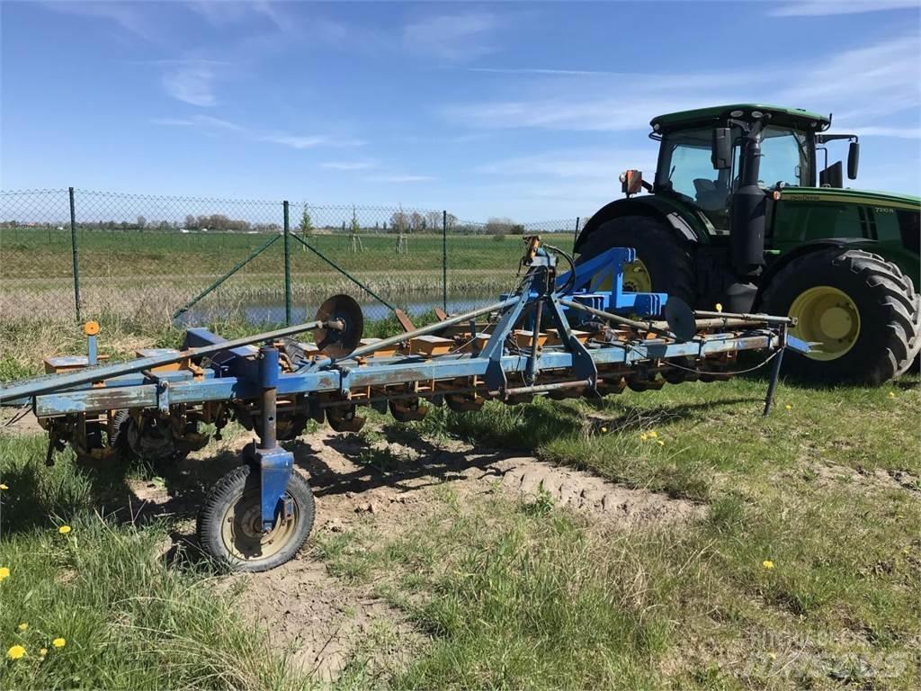 Kleine Uni Corn 3 Drillmaschinen