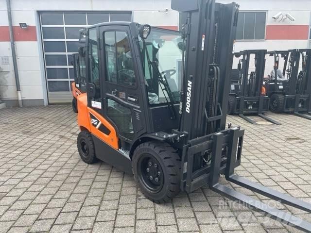 Doosan D35C-9 Diesel Stapler