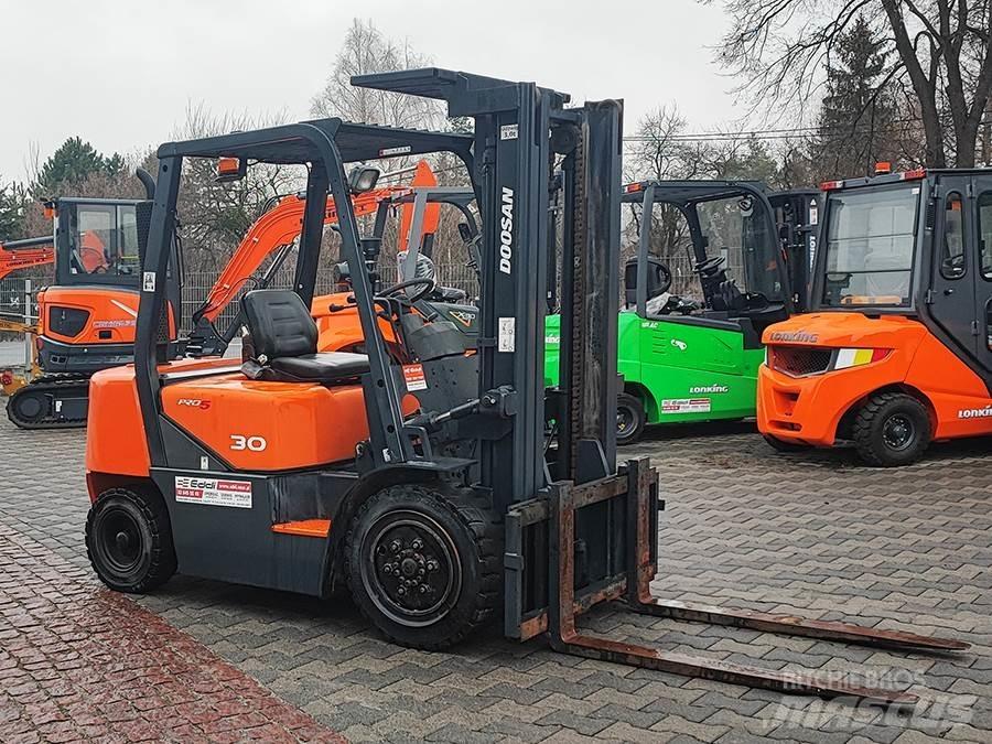 Doosan D30G Diesel Stapler