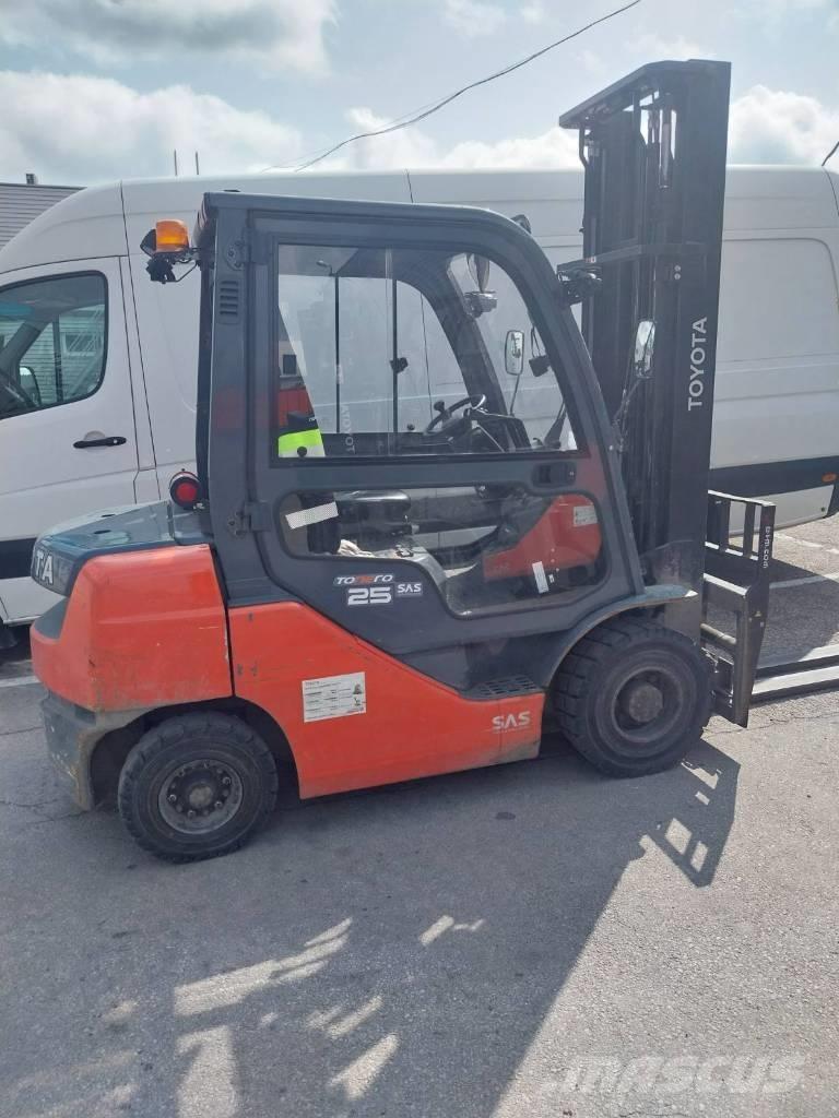 Toyota 02-8FDF25 Diesel Stapler