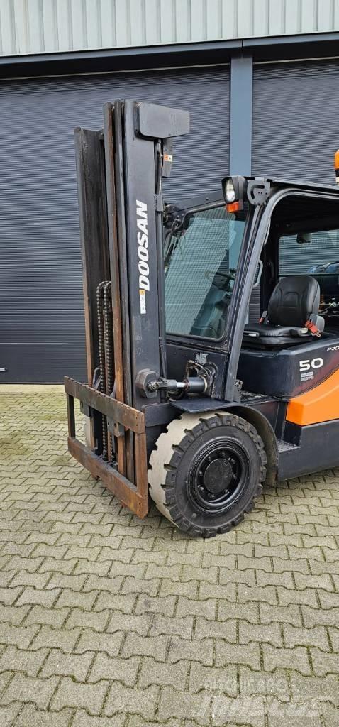 Doosan G50SC-5 Gas Stapler