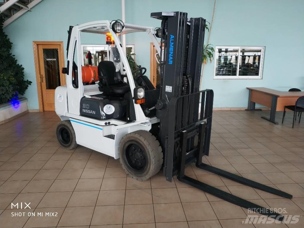 Nissan UGD-30 Gas Stapler