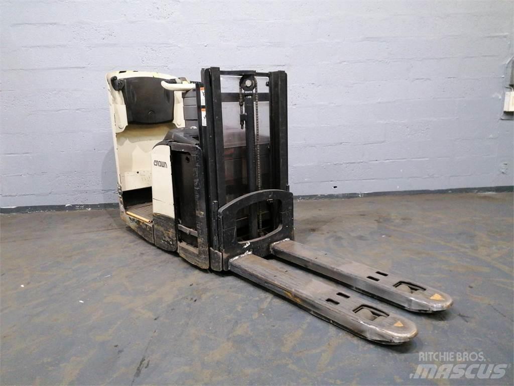 Crown DT3040 Selbstfahrstapler