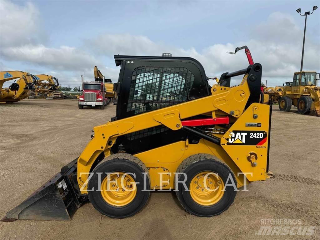 CAT 242D Kompaktlader