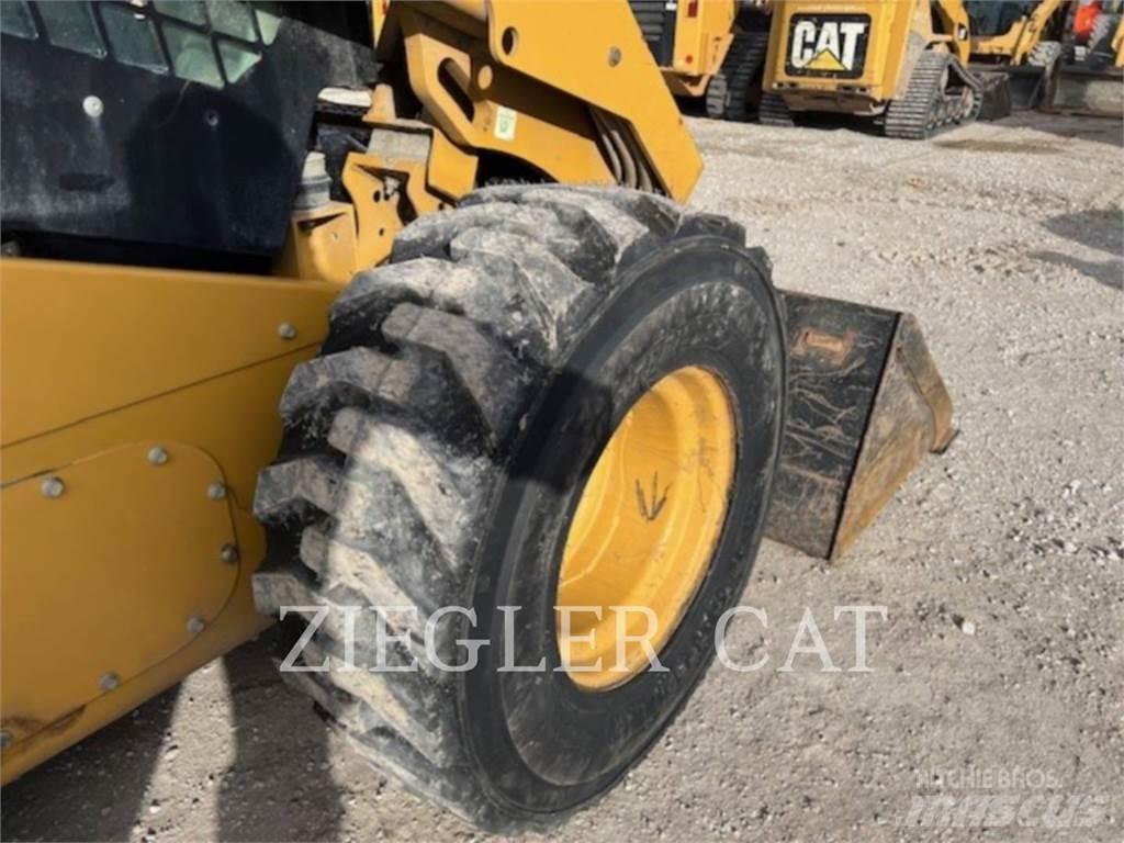 CAT 272D2 Kompaktlader
