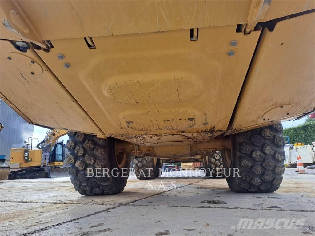 CAT 730 Dumper - Knickgelenk