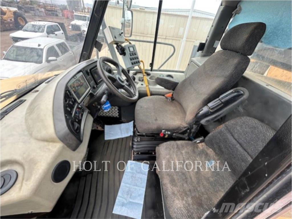 CAT 740B WT Tankwagen