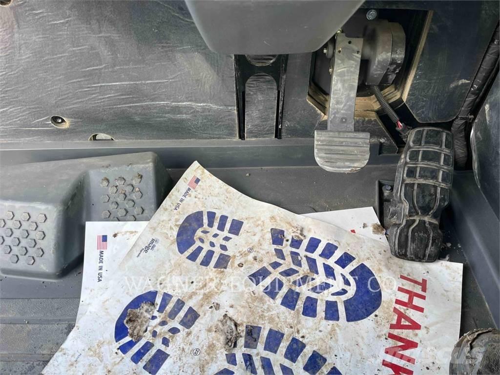 CAT 745 Dumper - Knickgelenk