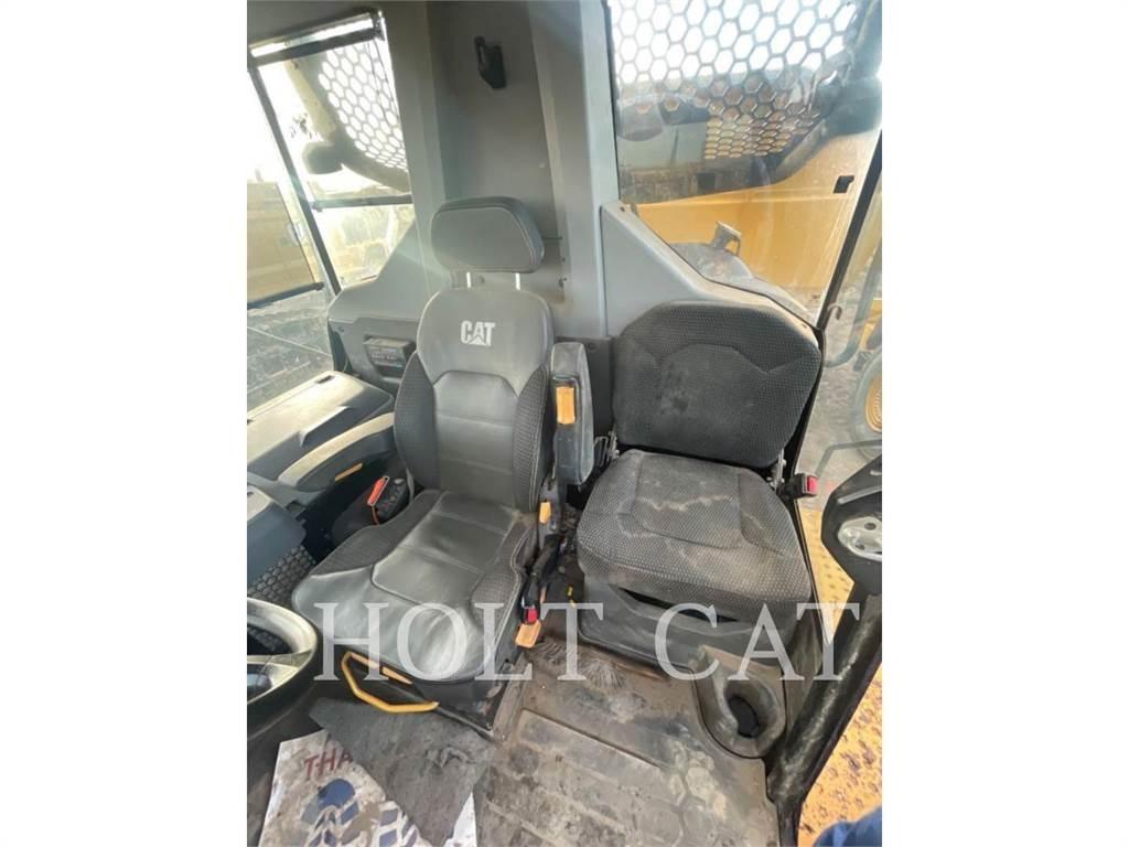 CAT 745 Dumper - Knickgelenk