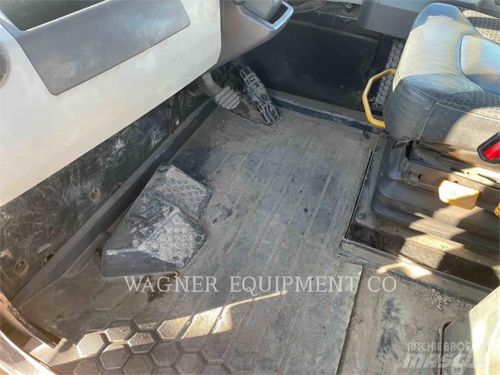 CAT 745 Dumper - Knickgelenk