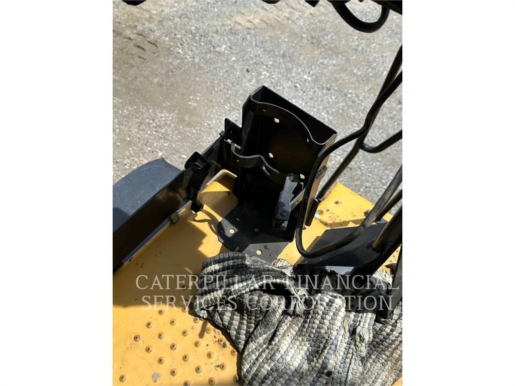 CAT 772G Dumper - Knickgelenk
