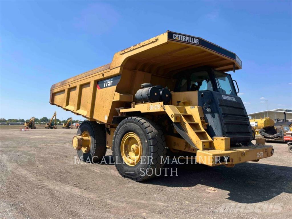 CAT 775F Dumper - Knickgelenk