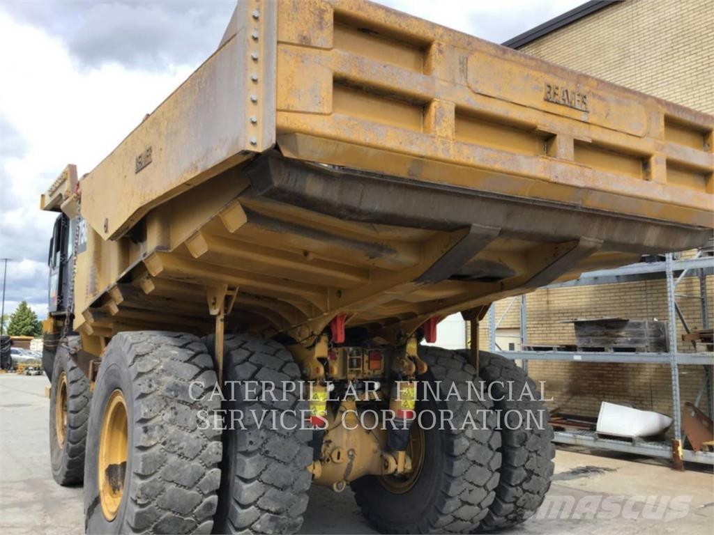 CAT 775G Dumper - Knickgelenk