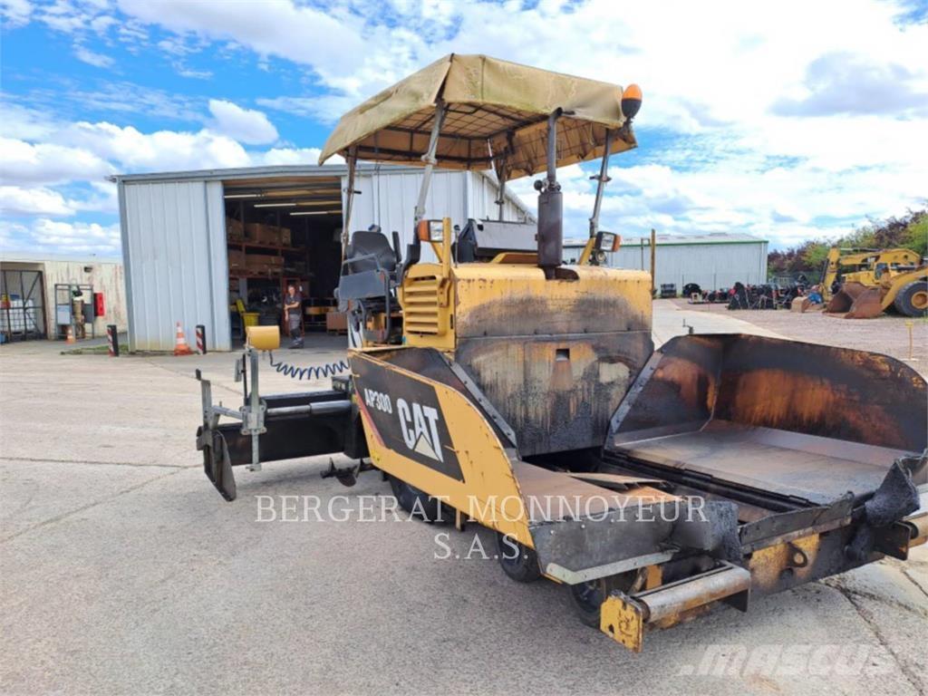 CAT AP300 Strassenfertiger