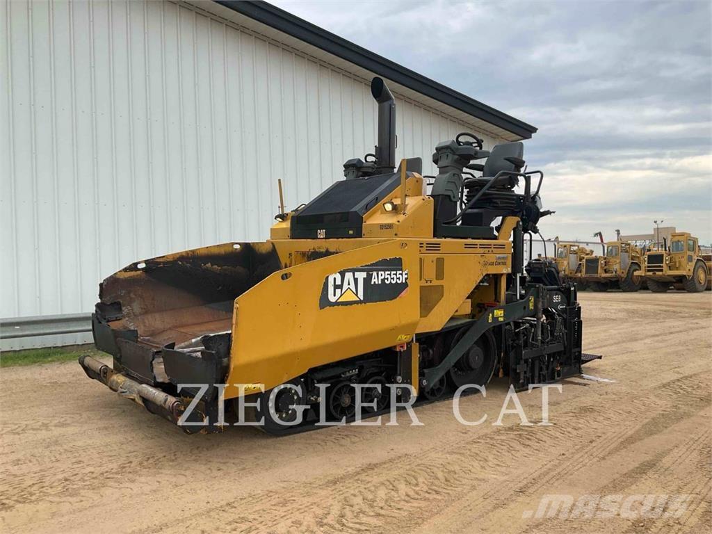 CAT AP555F Strassenfertiger