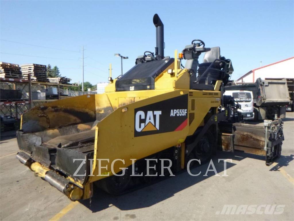 CAT AP555F Strassenfertiger