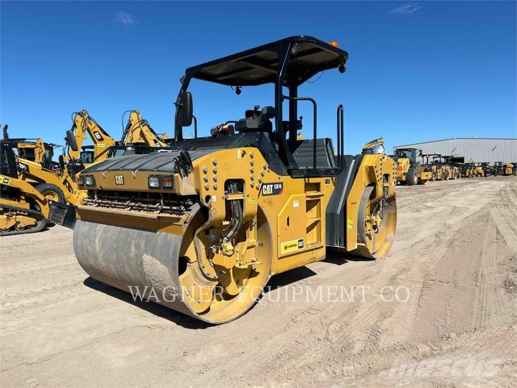 CAT CB16 Strassenfertiger