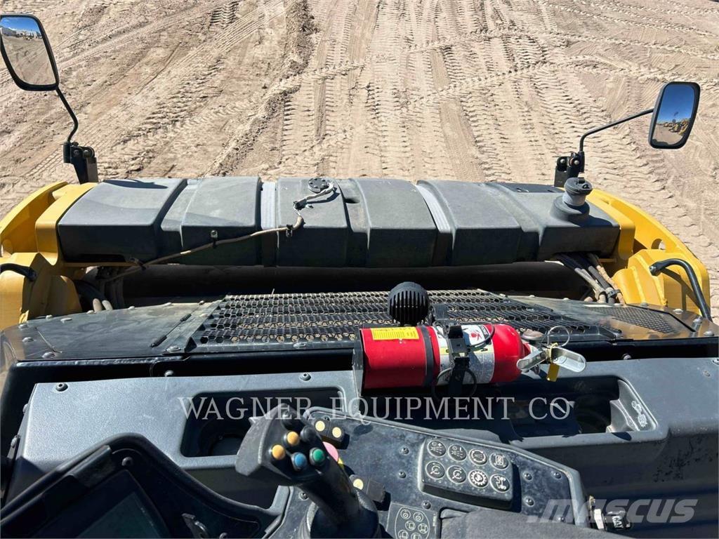 CAT CB16 Strassenfertiger