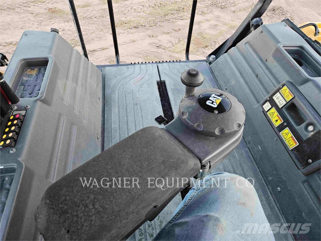 CAT CB16 Strassenfertiger