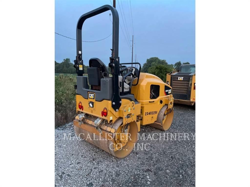 CAT CB24B Tandemwalzen