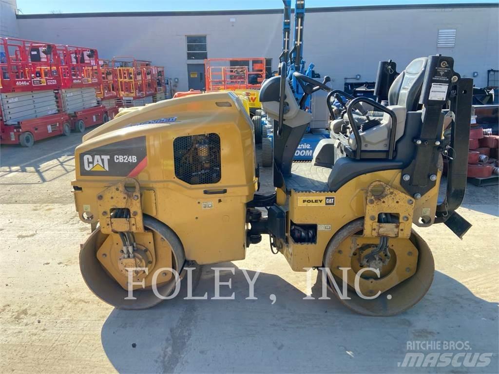 CAT CB24B Tandemwalzen