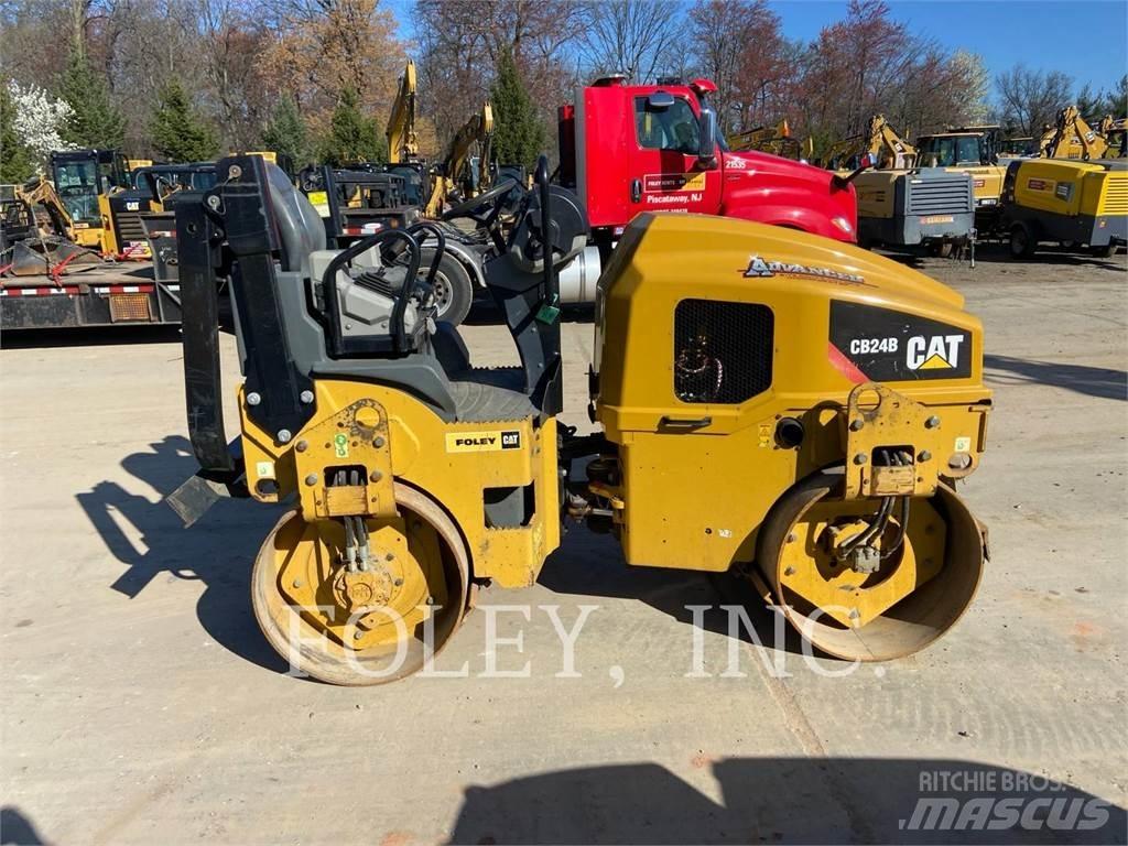 CAT CB24B Tandemwalzen