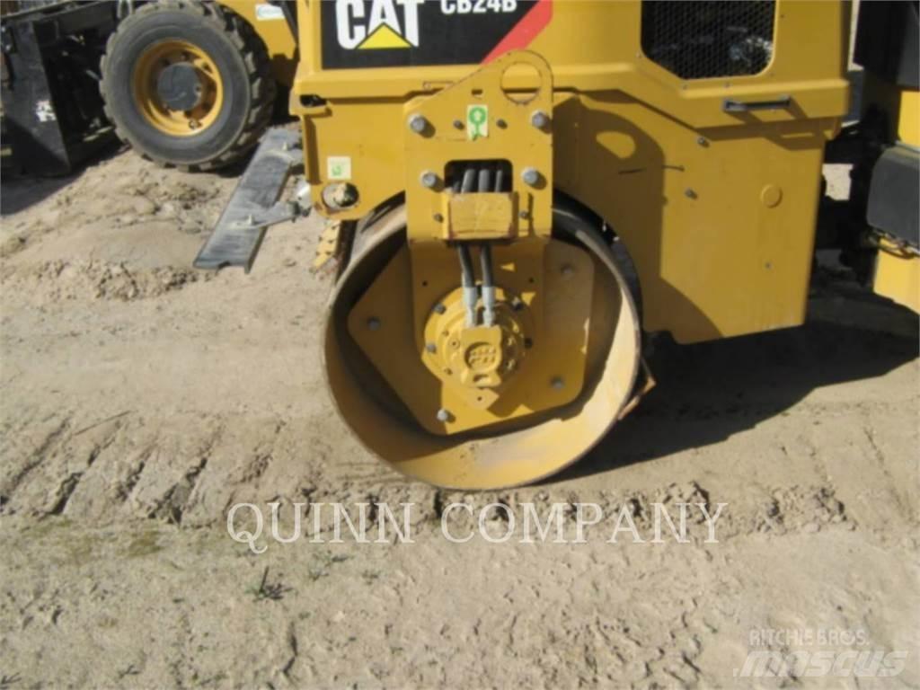 CAT CB24B Tandemwalzen