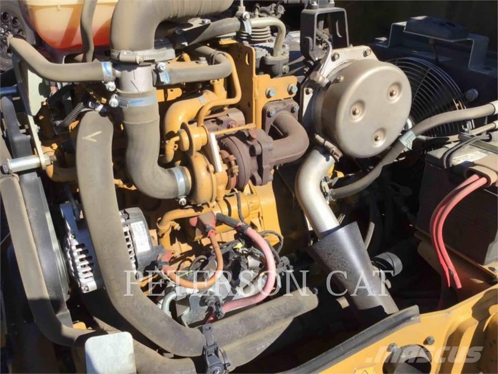 CAT CB24B Tandemwalzen