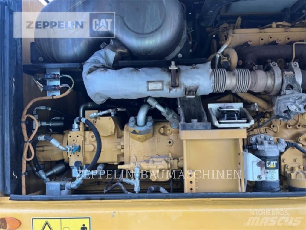 CAT MH3024 Abrissbagger
