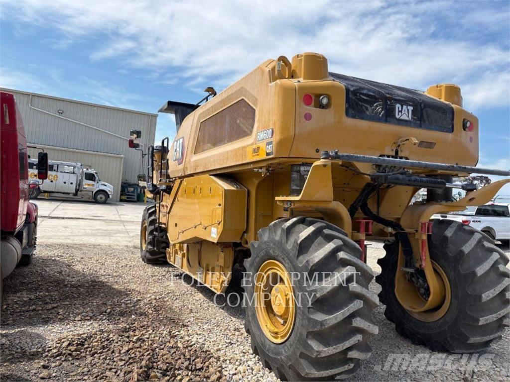 CAT RM600-01 Strassenfertiger