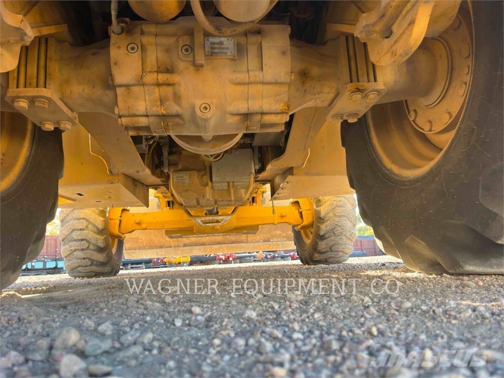 John Deere & CO. 410K TC Baggerlader