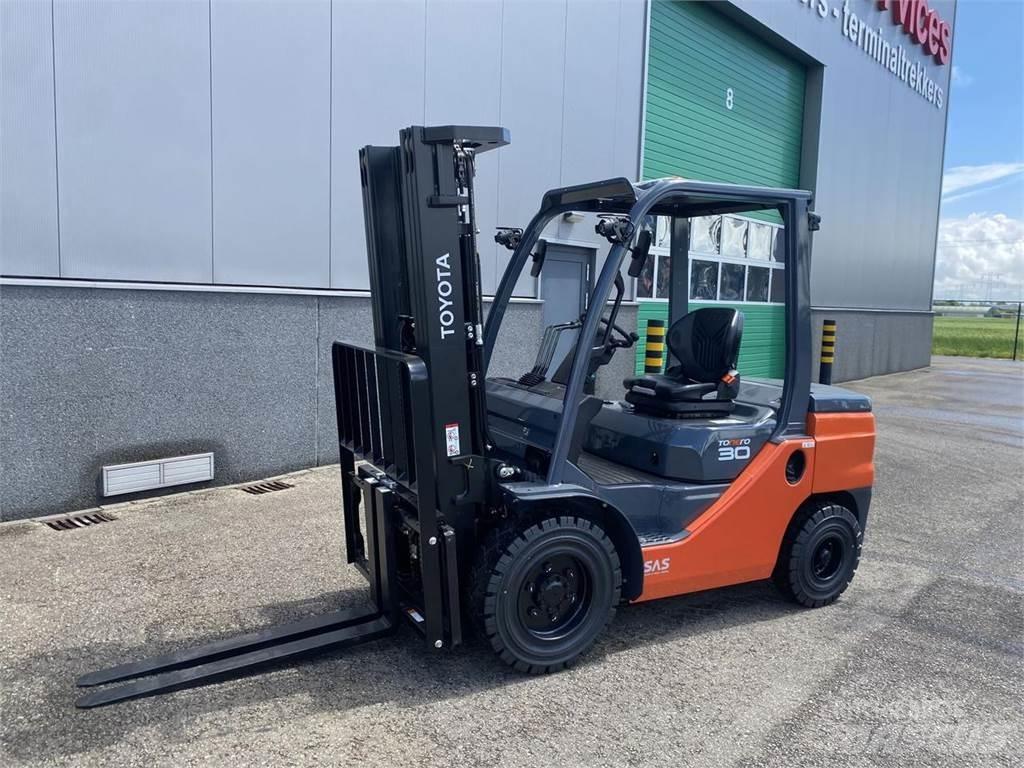 Toyota 52-8FDF30 Diesel Stapler
