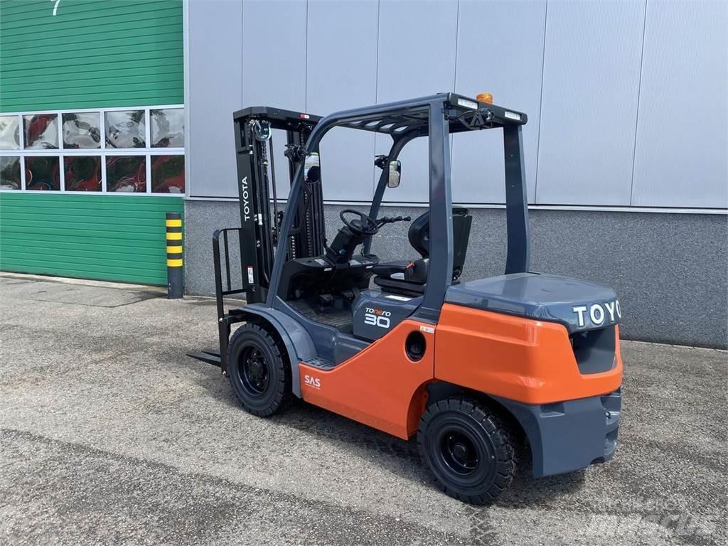 Toyota 52-8FDF30 Diesel Stapler